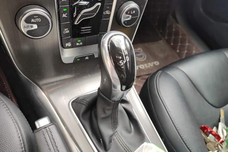 Used Volvo V40 2015 1.6T Zhiya Edition Gear Lever
