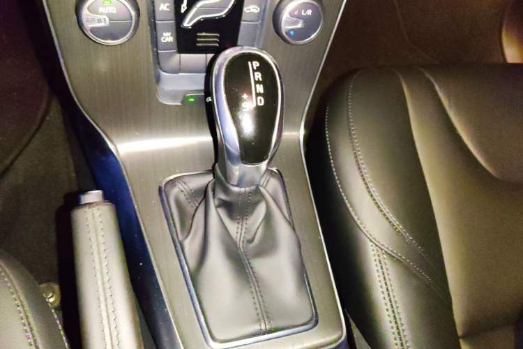 Used Volvo V40 2015 1.6T Zhiyi Edition Gear Lever