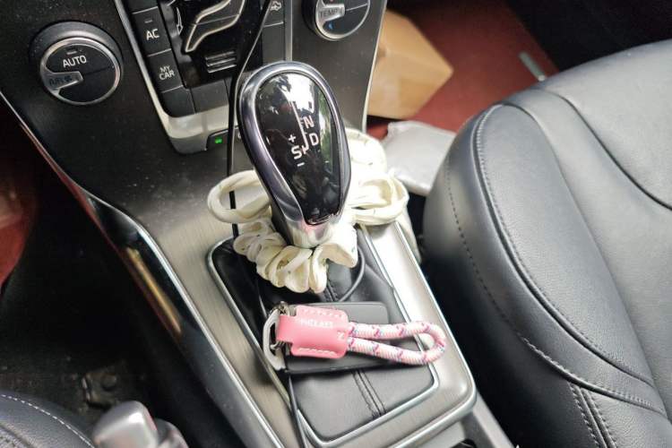 Used Volvo V40 2015 1.6T Zhiyi Edition Gear Lever