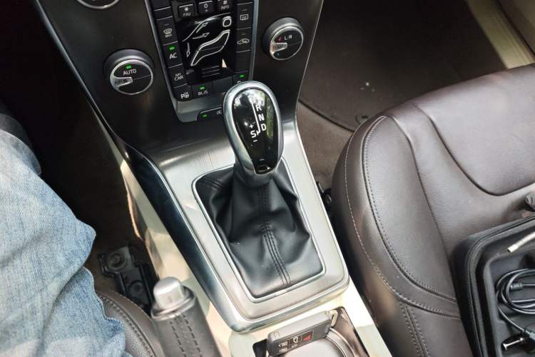 Used Volvo V40 2015 1.6T Zhiya Edition Gear Lever