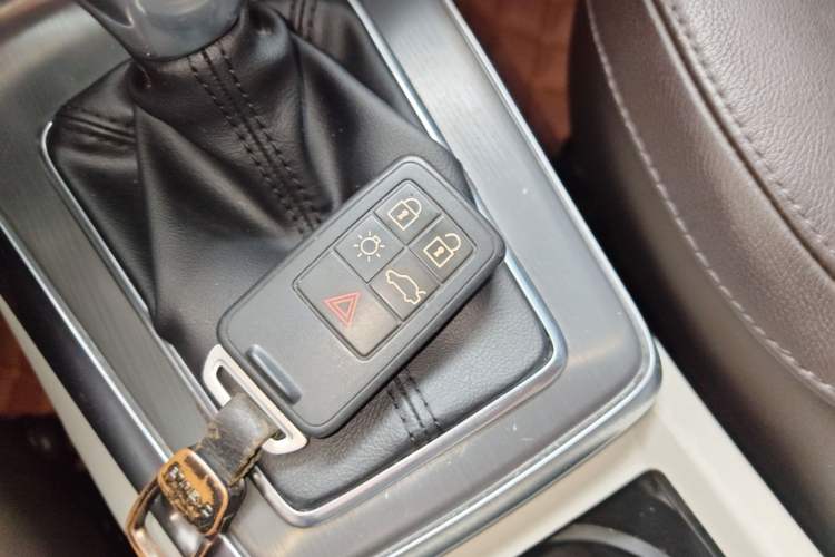 Used Volvo V40 2015 1.6T Zhiyi Edition Interior 1
