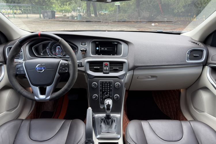 Used Volvo V40 2015 1.6T Zhiyi Edition Interior 1