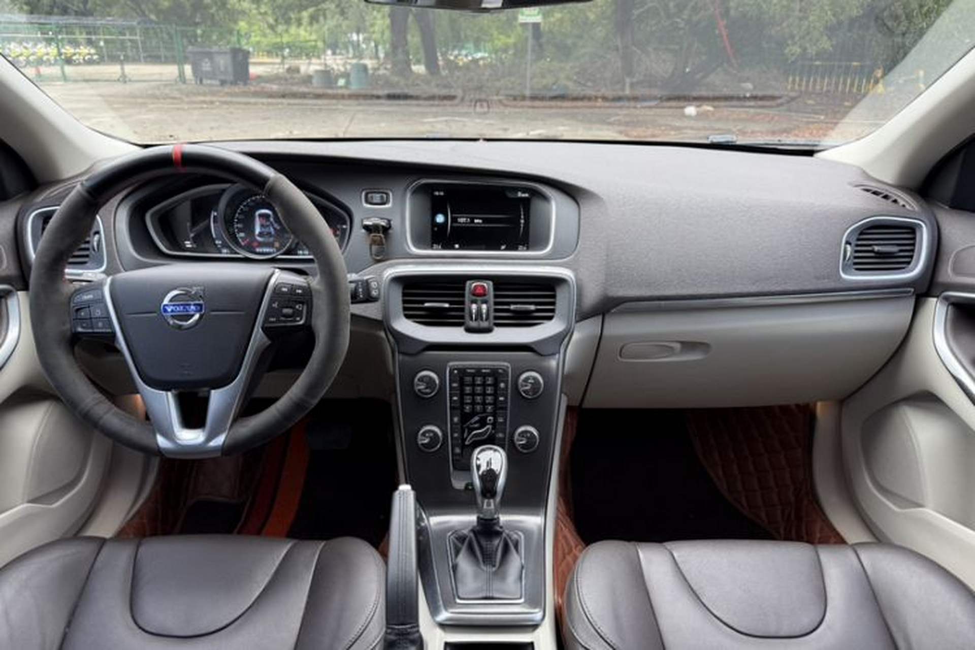 Used Volvo V40 2015 1.6T Zhiyi Edition Interior 1