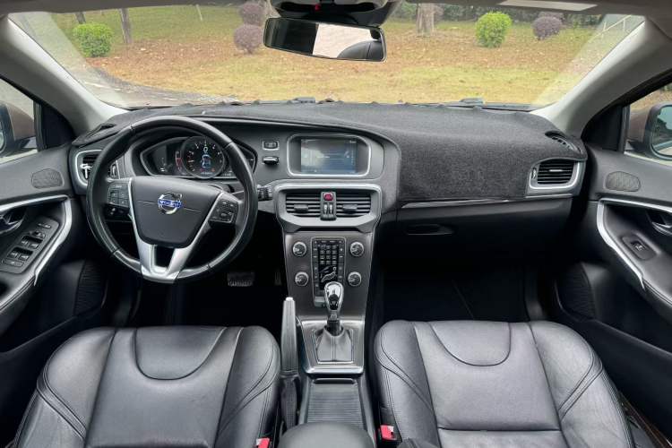 Used Volvo V40 2015 1.6T Zhiyi Edition Interior 2