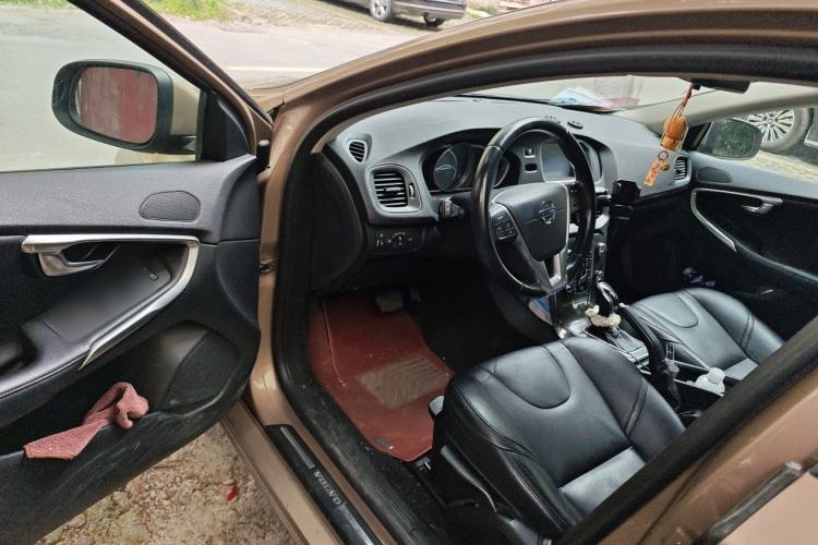 Used Volvo V40 2015 1.6T Zhiyi Edition Interior 3