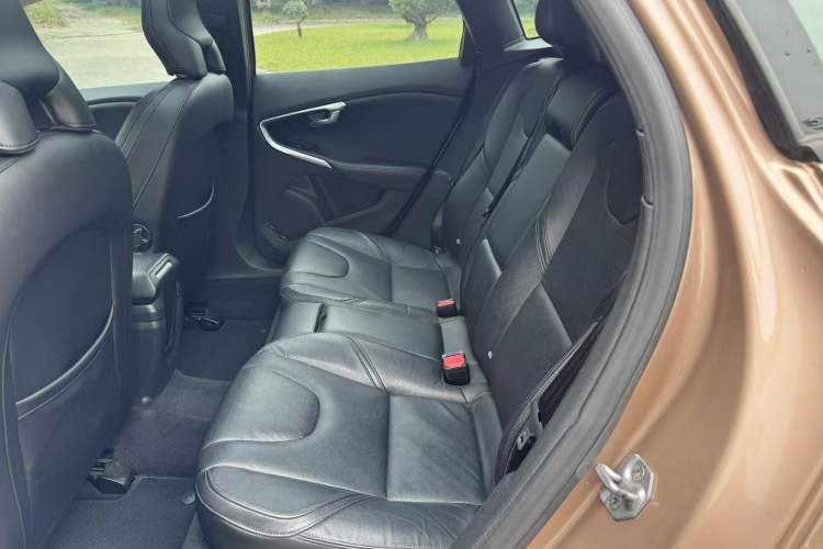 Used Volvo V40 2015 1.6T Zhiyi Edition Interior 3