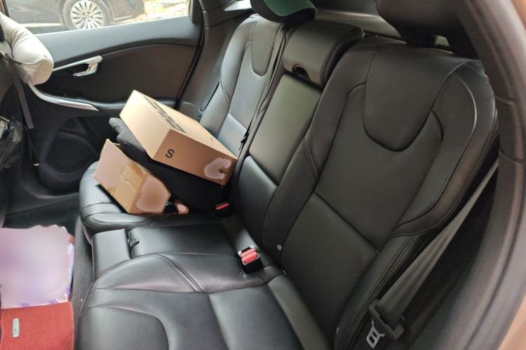 Used Volvo V40 2015 1.6T Zhiyi Edition Interior 4