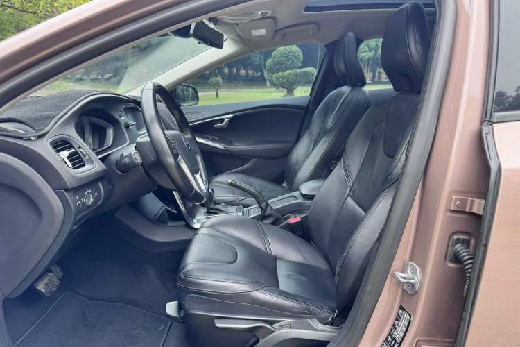 Used Volvo V40 2015 1.6T Zhiyi Edition Interior 4