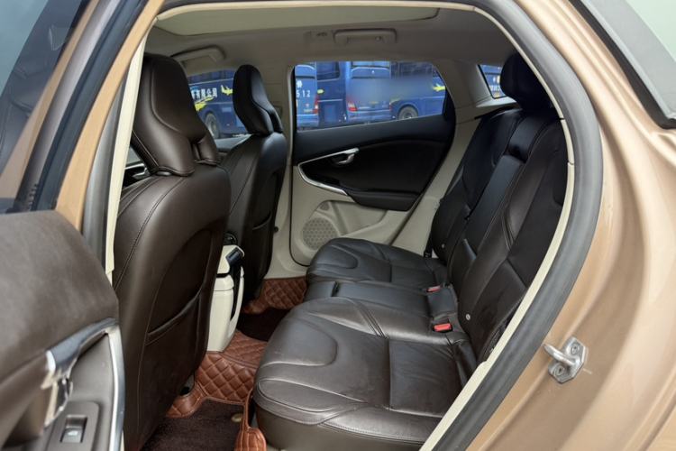 Used Volvo V40 2015 1.6T Zhiyi Edition Interior 4