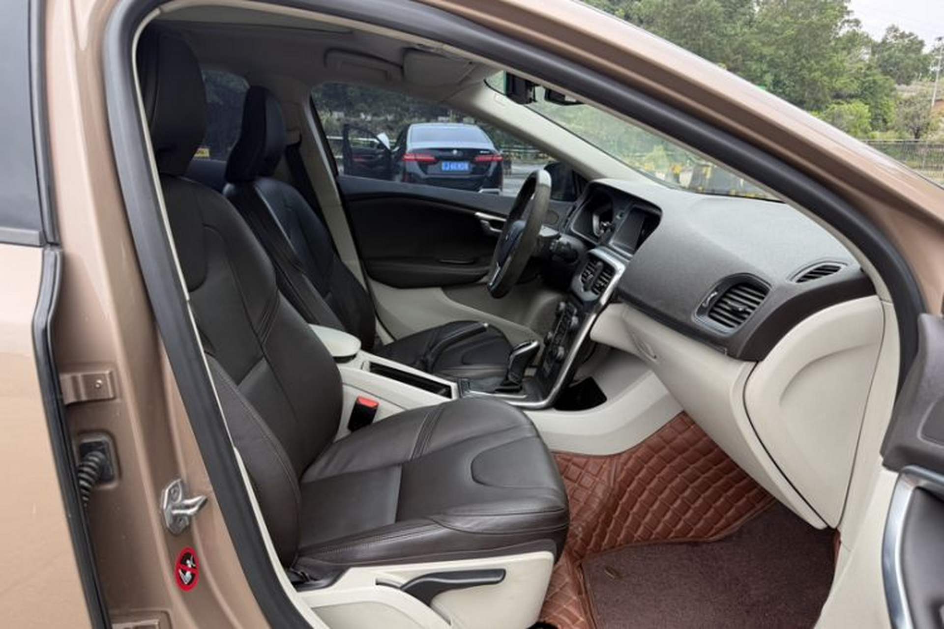 Used Volvo V40 2015 1.6T Zhiyi Edition Interior 5