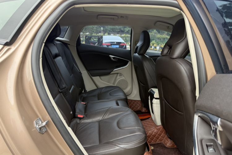 Used Volvo V40 2015 1.6T Zhiyi Edition Interior 6