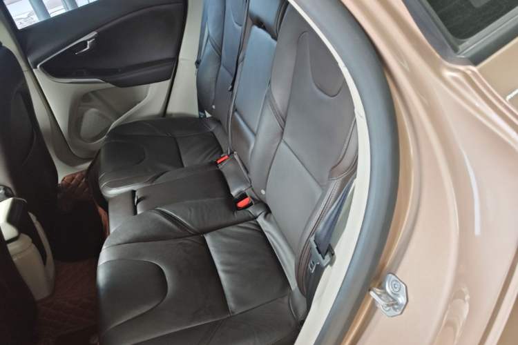 Used Volvo V40 2015 1.6T Zhiyi Edition Left Rear Seat