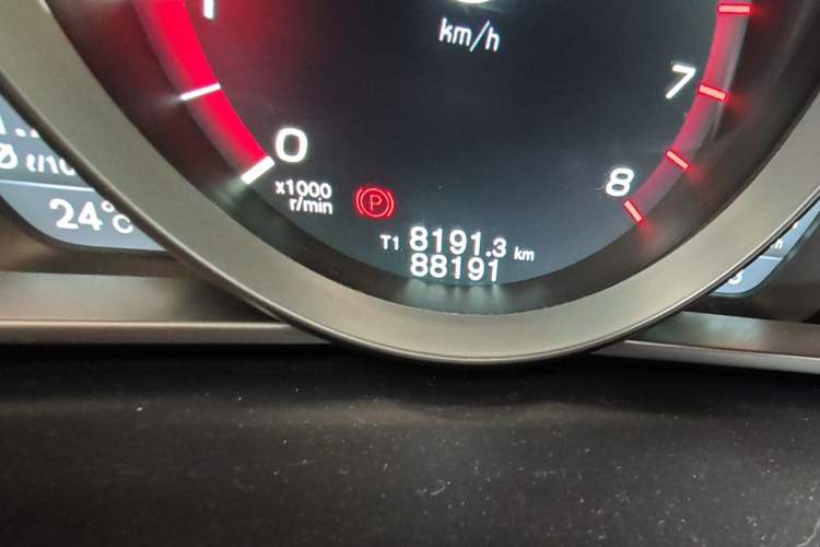 Used Volvo V40 2015 1.6T Zhiyi Edition Odometer Close Up