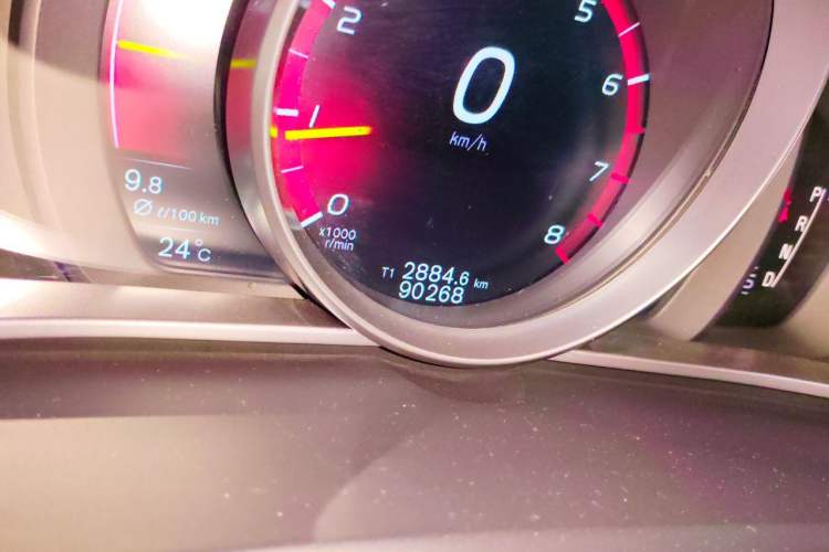 Used Volvo V40 2015 1.6T Zhiyi Edition Odometer Close Up