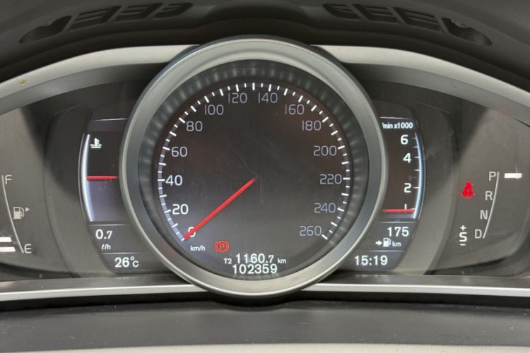 Used Volvo V40 2015 1.6T Zhiyi Edition Odometer Close Up