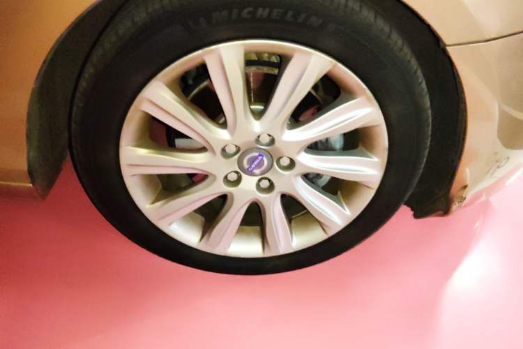 Used Volvo V40 2015 1.6T Zhiyi Edition Right Front Wheel Hub