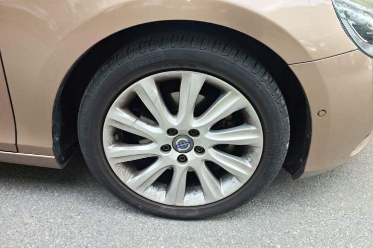 Used Volvo V40 2015 1.6T Zhiya Edition Right Front Wheel Hub