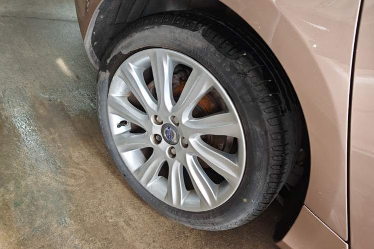 Used Volvo V40 2015 1.6T Zhiyi Edition Right Rear Wheel Hub