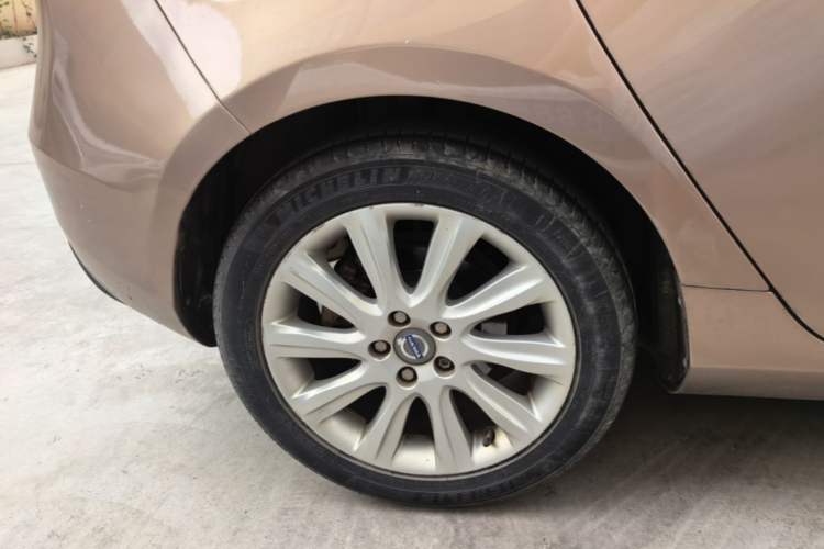 Used Volvo V40 2015 1.6T Zhiyi Edition Right Rear Wheel Hub
