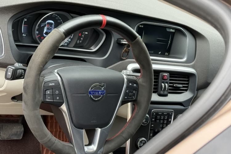 Used Volvo V40 2015 1.6T Zhiyi Edition Steering Wheel