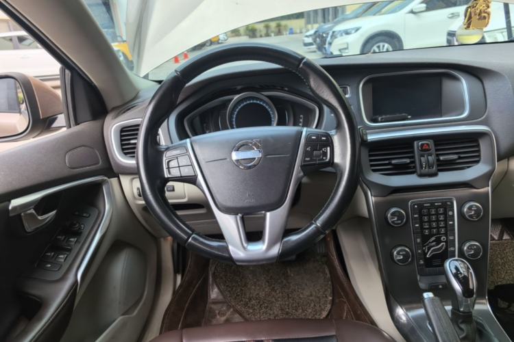 Used Volvo V40 2015 1.6T Zhiyi Edition Steering Wheel