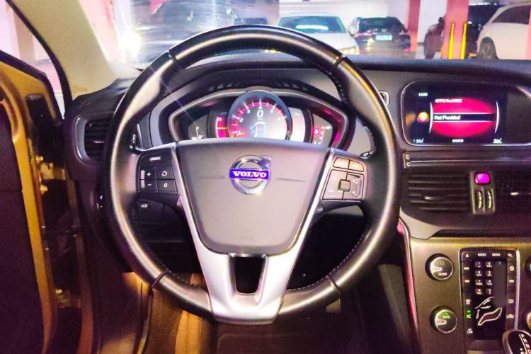 Used Volvo V40 2015 1.6T Zhiyi Edition Steering Wheel