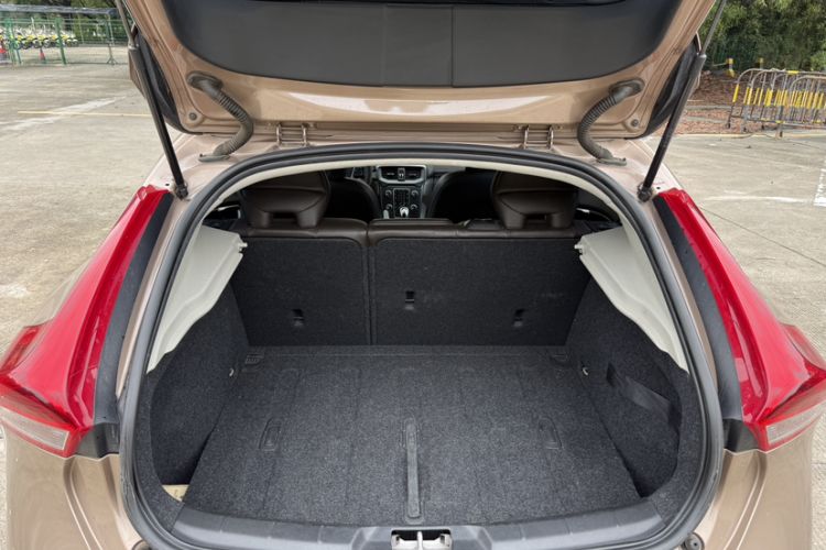 Used Volvo V40 2015 1.6T Zhiyi Edition Trunk