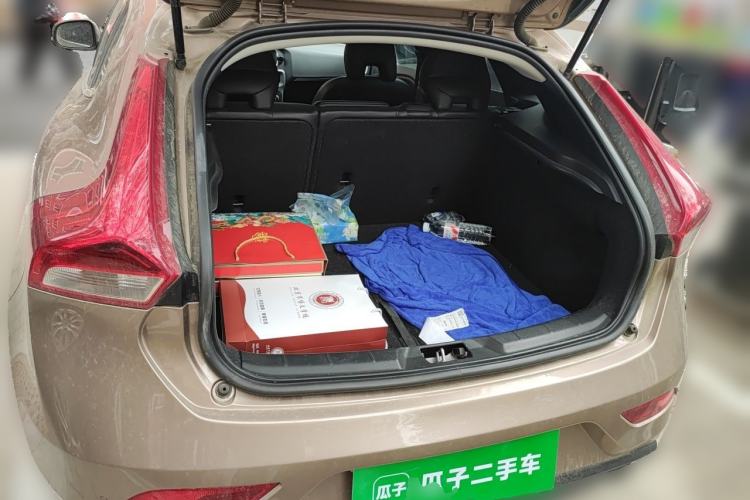 Used Volvo V40 2015 1.6T Zhiya Edition Trunk
