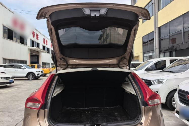 Used Volvo V40 2015 1.6T Zhiyi Edition Trunk
