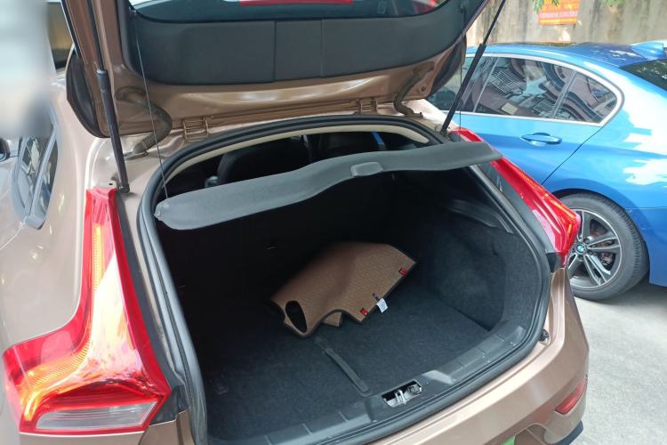 Used Volvo V40 2015 1.6T Zhiyi Edition Trunk