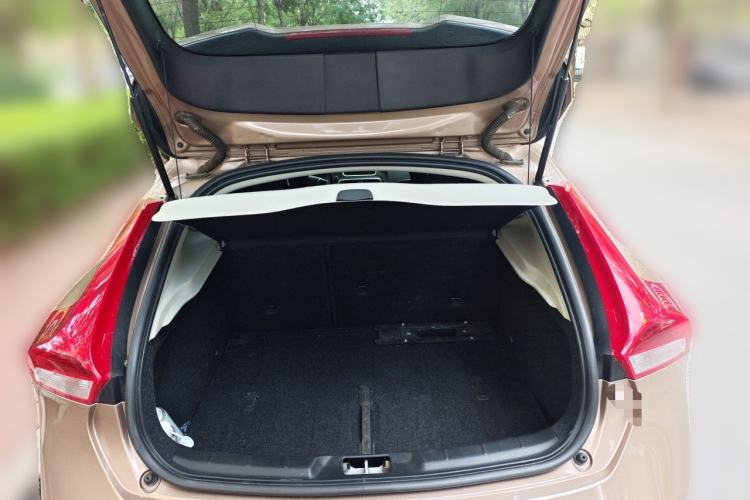 Used Volvo V40 2015 1.6T Zhiya Edition Trunk