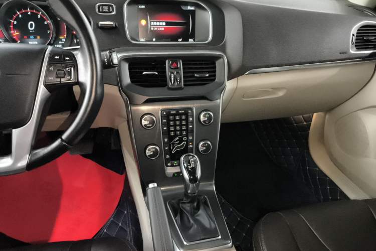 Used Volvo V40 2015 1.6T Zhiya Edition Audio And AC Panel