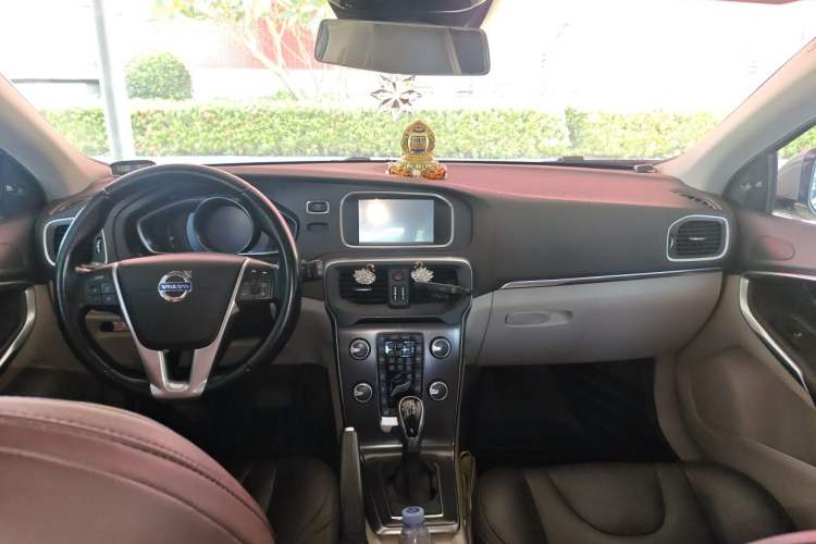 Used Volvo V40 2015 1.6T Zhiya Edition Center Console