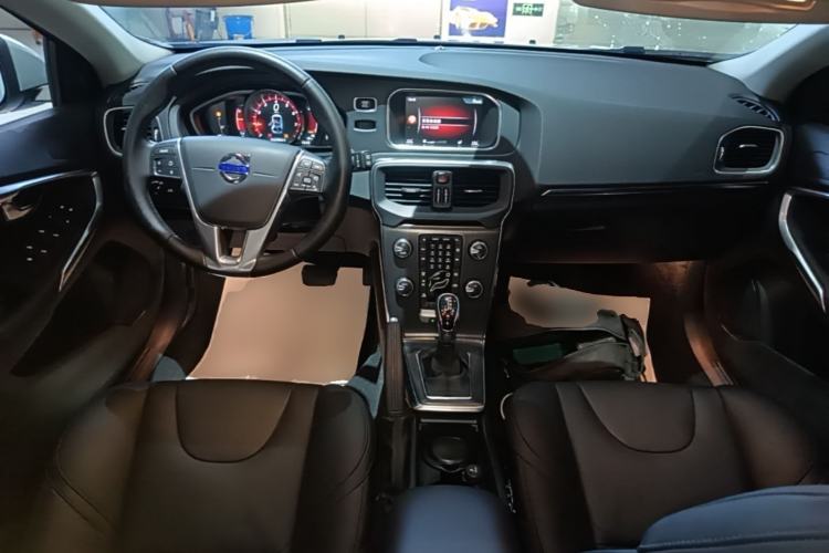 Used Volvo V40 2015 1.6T Zhiyi Edition Center Console