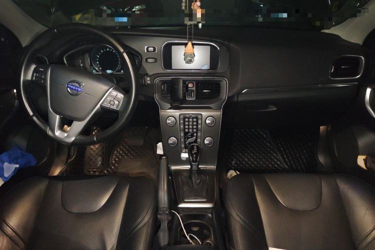Used Volvo V40 2015 1.6T Zhiya Edition Center Console