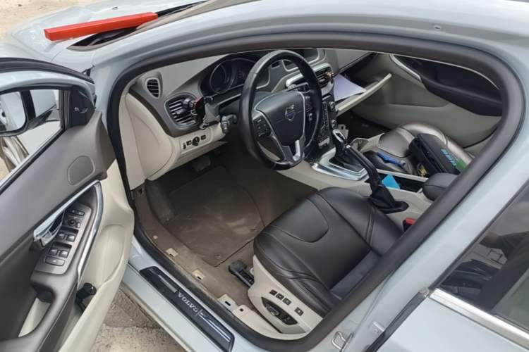 Used Volvo V40 2015 1.6T Zhiya Edition Driver Seat