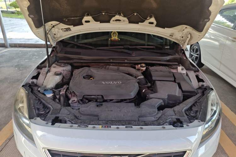 Used Volvo V40 2015 1.6T Zhiya Edition Engine Bay