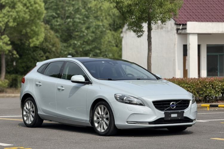Used Volvo V40 2015 1.6T Zhiya Edition Exterior 4