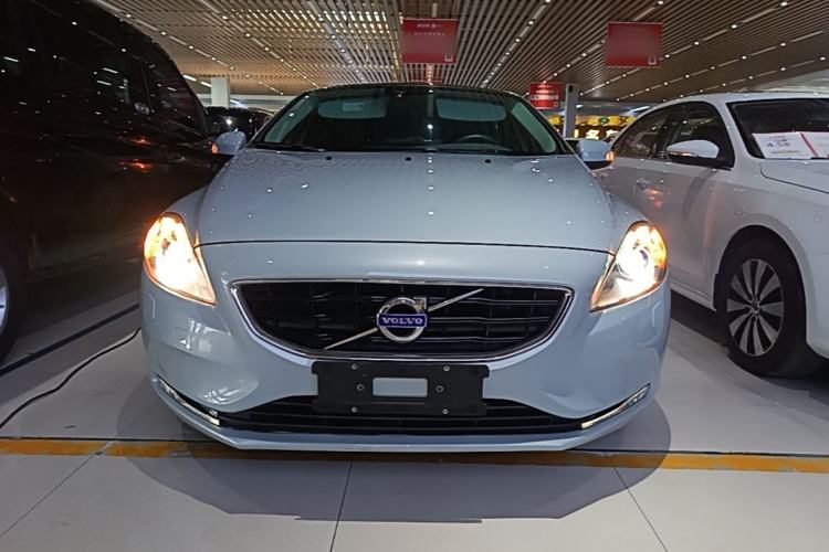 Used Volvo V40 2015 1.6T Zhiyi Edition Front