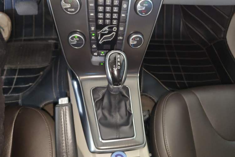 Used Volvo V40 2015 1.6T Zhiya Edition Gear Lever