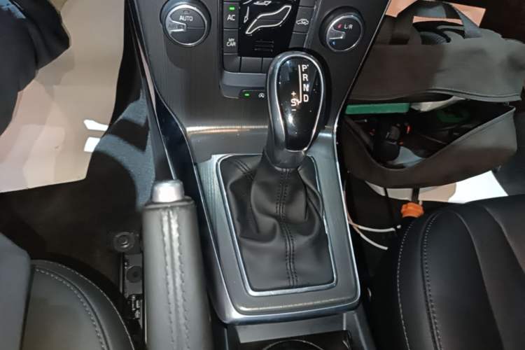 Used Volvo V40 2015 1.6T Zhiyi Edition Gear Lever