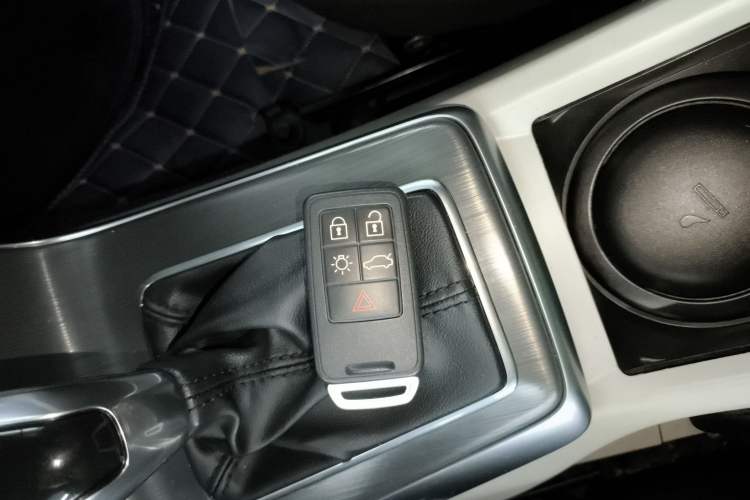 Used Volvo V40 2015 1.6T Zhiya Edition Interior 1