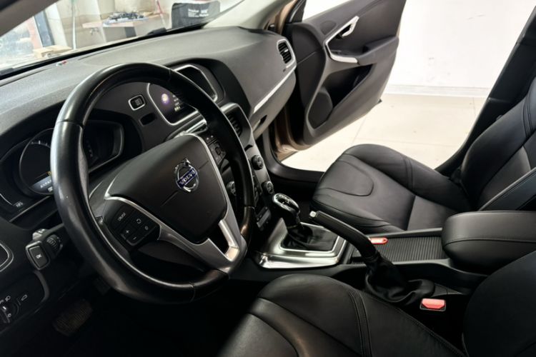 Used Volvo V40 2015 1.6T Zhiya Edition Interior 1