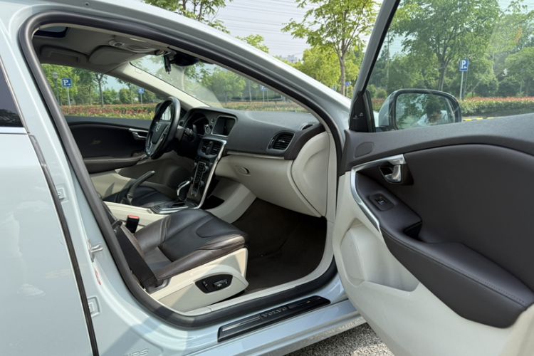 Used Volvo V40 2015 1.6T Zhiya Edition Interior 11