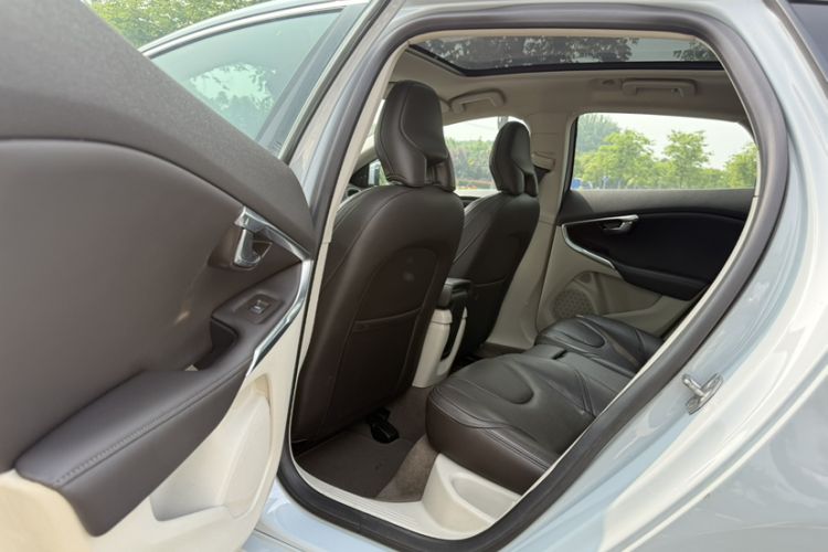 Used Volvo V40 2015 1.6T Zhiya Edition Interior 12