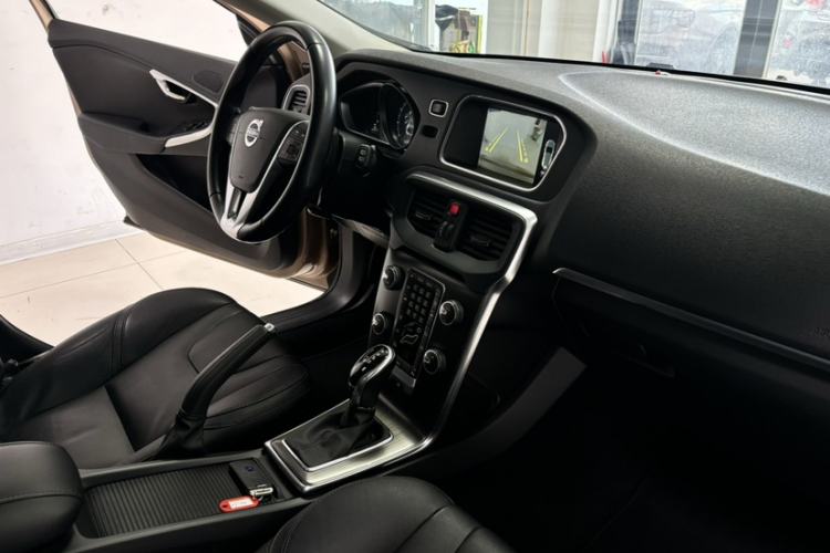 Used Volvo V40 2015 1.6T Zhiya Edition Interior 2