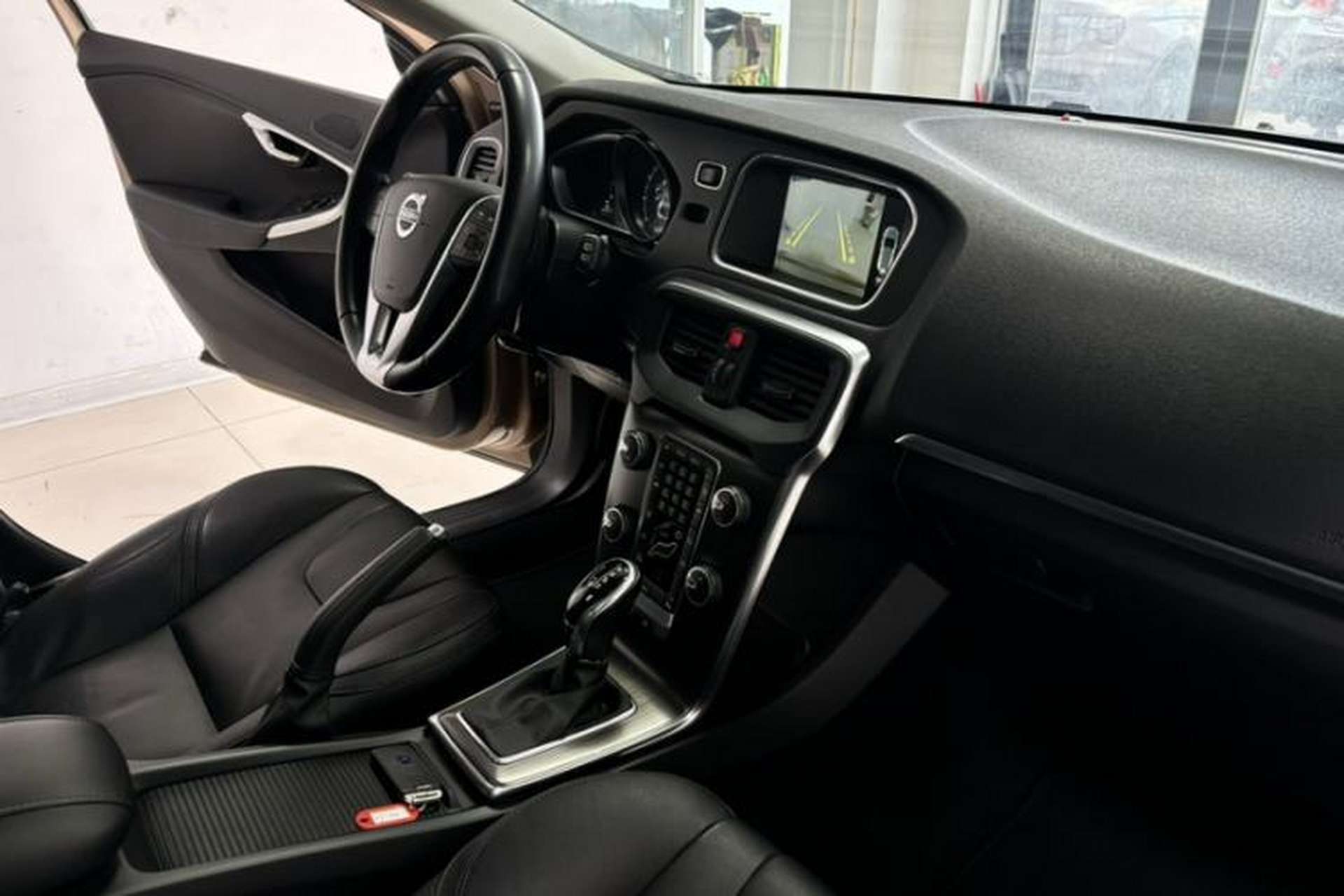 Used Volvo V40 2015 1.6T Zhiya Edition Interior 2