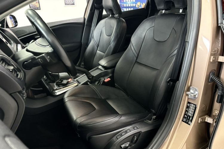 Used Volvo V40 2015 1.6T Zhiya Edition Interior 3