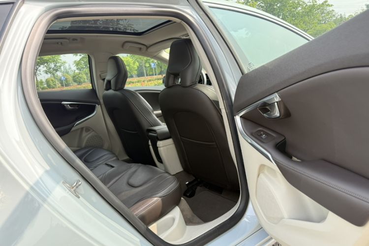 Used Volvo V40 2015 1.6T Zhiya Edition Interior 4