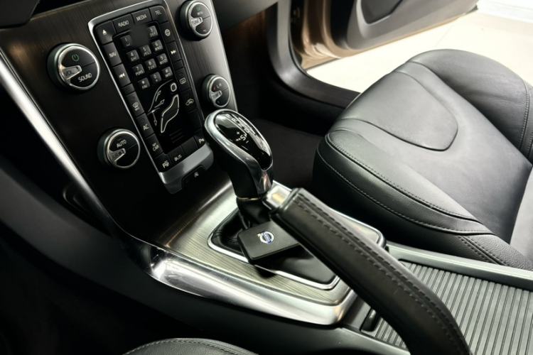 Used Volvo V40 2015 1.6T Zhiya Edition Interior 4